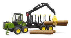 BRUDER 2133 Traktor JOHN DEERE 1210E lesný traktor s kládami