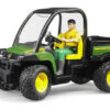 BRUDER 2490 Auto JOHN DEERE Gator XUV 855D s vodičom