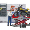 BRUDER 62102 Motodílna s figurkou mechanika a motorkou Ducati Scrambler
