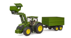 BRUDER 3155 traktor John Deere 7R 350 s čelným nakladačom a tandemovým prepravným prívesom