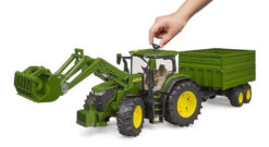 BRUDER 3155 traktor John Deere 7R 350 s čelným nakladačom a tandemovým prepravným prívesom