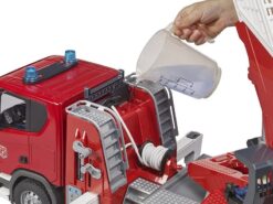 BRUDER 3591 Scania Super 560R hasičský automobil s otočným rebríkom, vodným delom, majákom