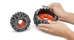 BRUDER 3018 Traktor CLAAS AXION 950 so snehovými reťazami a radlicou