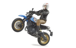 BRUDER 63051 Figúrka + motorka Ducati Scrambler Desert Sled